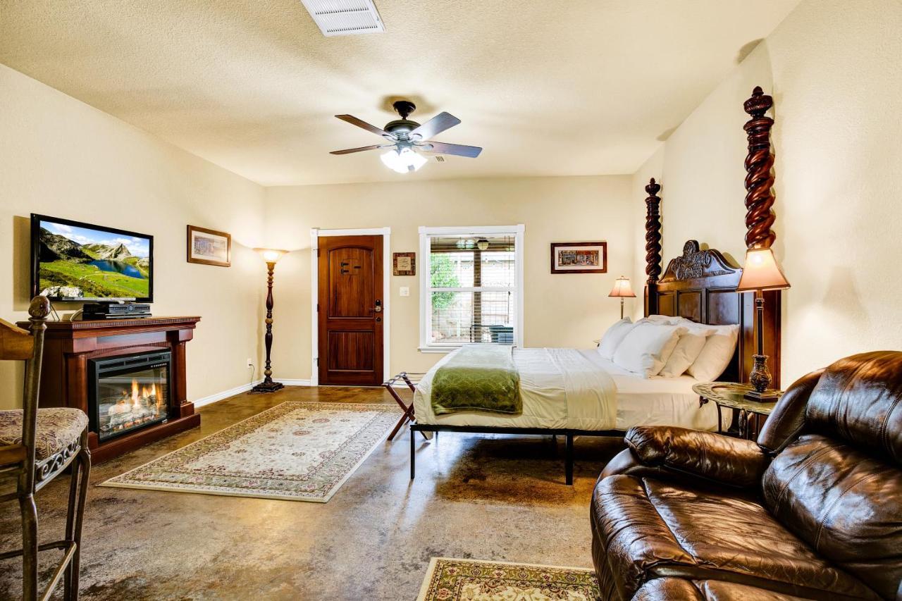 Romantic Oasis With Hot Tub Near Fred And Wineries! Fredericksburg Dış mekan fotoğraf