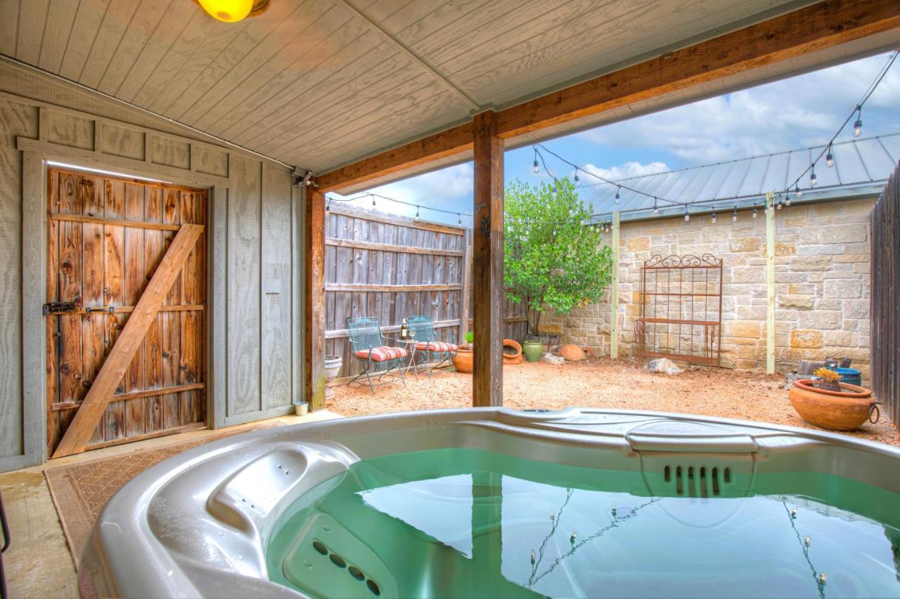 Romantic Oasis With Hot Tub Near Fred And Wineries! Fredericksburg Dış mekan fotoğraf